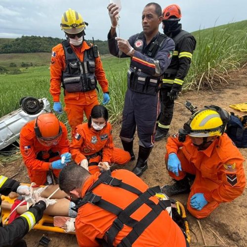 Mulher fica ferida após carro capotar e cair em ribanceira, em Matriz de Camaragibe