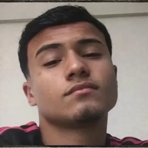 Família pede ajuda para encontrar adolescente que desapareceu após sair para jogar bola na praia
