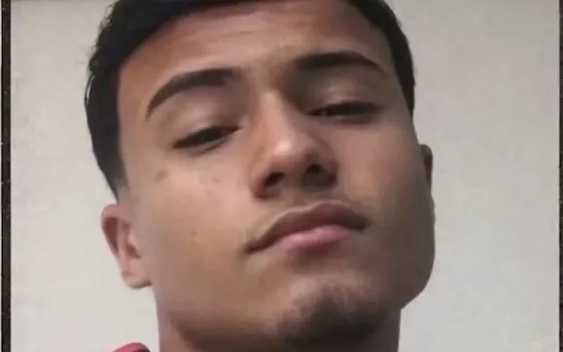 Família pede ajuda para encontrar adolescente que desapareceu após sair para jogar bola na praia