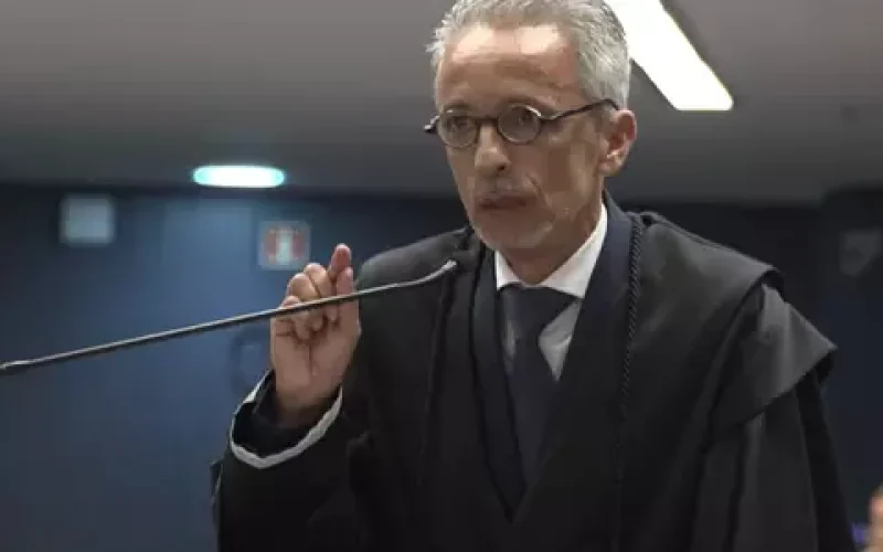 Advogado de Mauro Cid pede que todos direitos de colaboração premiada sejam cumpridos