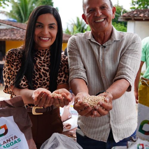 Márcia Cavalcante e Cícero Cavalcante valorizam a agricultura rural com entrega de sementes e maquinários