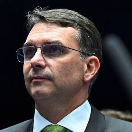 “Foi o 22 que salvou o Brasil”, diz Flávio Bolsonaro após gol da vitória na Copa