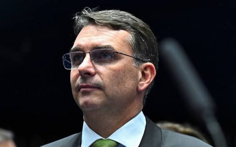“Foi o 22 que salvou o Brasil”, diz Flávio Bolsonaro após gol da vitória na Copa