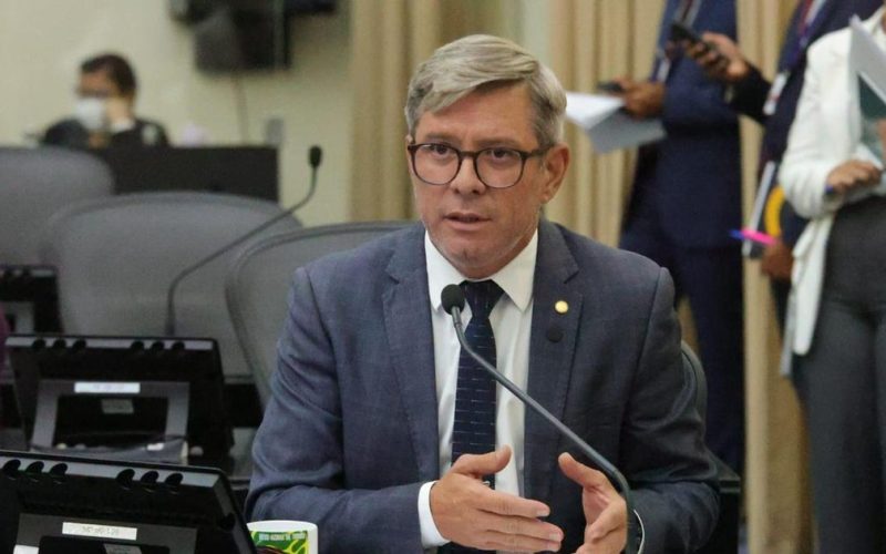 “Quem paga a conta é o alagoano”, diz Cabo Bebeto ao cobrar explicações sobre contratos da Sesau
