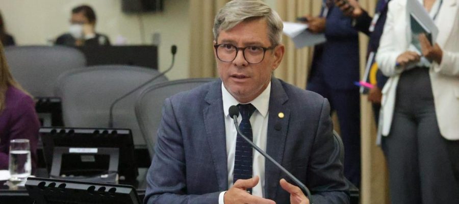 “Quem paga a conta é o alagoano”, diz Cabo Bebeto ao cobrar explicações sobre contratos da Sesau