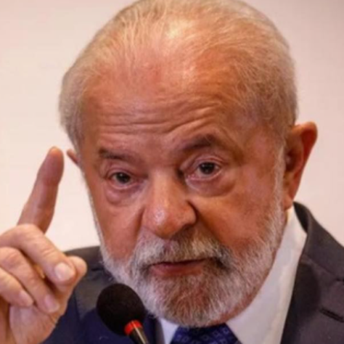 Lula volta ao Brasil sob pressão política e ameaça de tarifas dos EUA