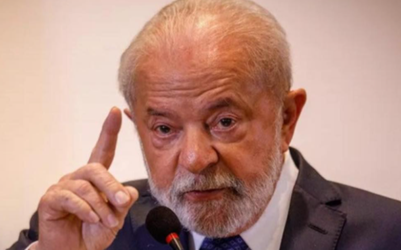 Lula volta ao Brasil sob pressão política e ameaça de tarifas dos EUA