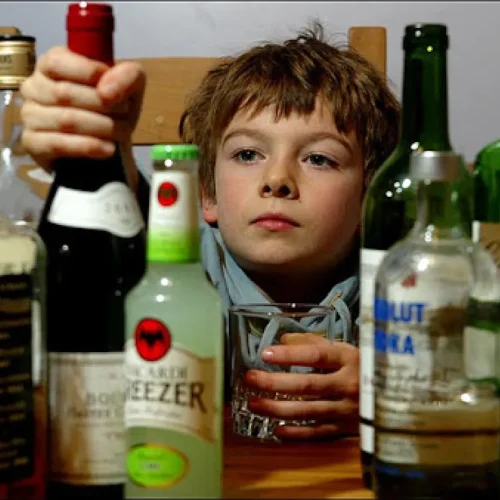 Senado vota projeto que aumenta pena para fornecimento de álcool e drogas a menores