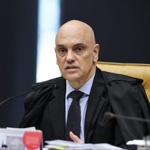 Alexandre de Moraes veta bispo em grupo de oração na casa de Bolsonaro
