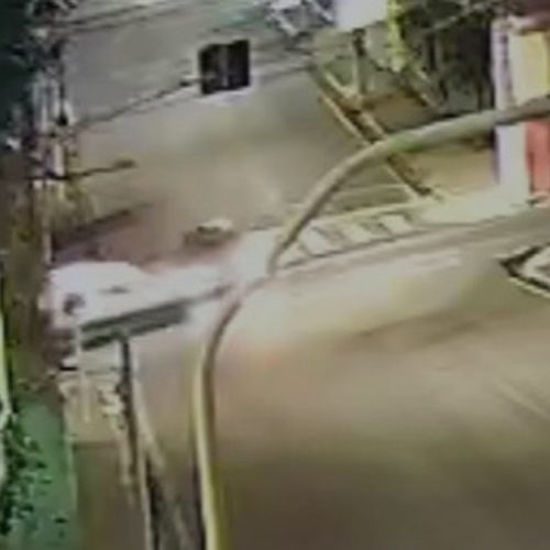 Vídeo mostra ambulância avançando sinal vermelho e batendo em carro no Centro de Maceió