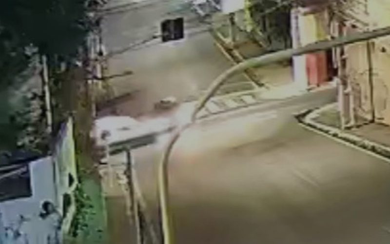 Vídeo mostra ambulância avançando sinal vermelho e batendo em carro no Centro de Maceió