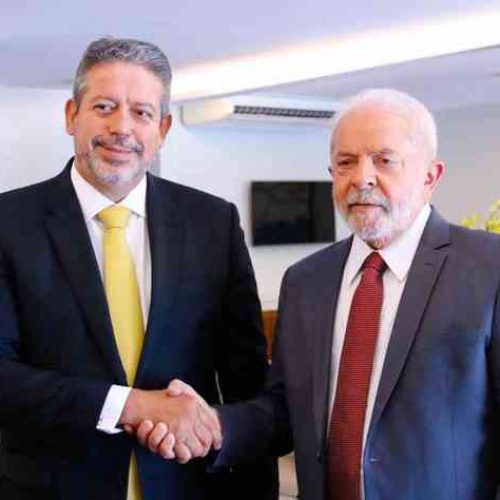 Lula sanciona lei que aumenta prazo para deputado atingir idade mínima e pode beneficiar filho de Lira