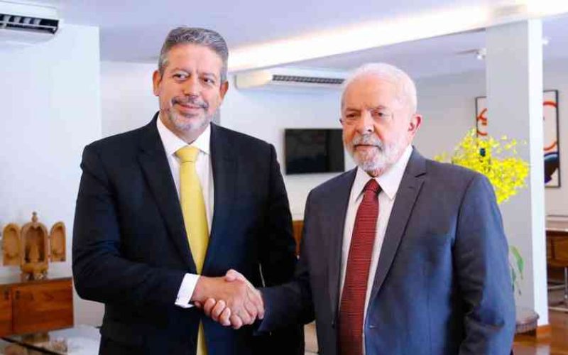 Lula sanciona lei que aumenta prazo para deputado atingir idade mínima e pode beneficiar filho de Lira