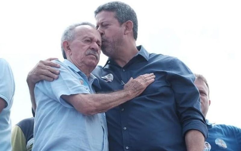 Arthur Lira lança pré-candidatura ao Senado e cita legado do pai em discurso