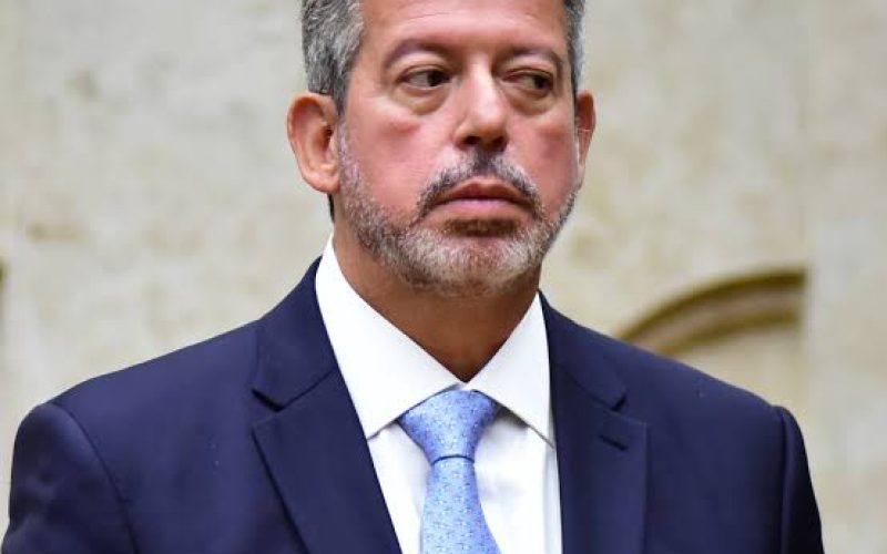 Lira age nos bastidores para segurar influência do Centrão no governo Lula