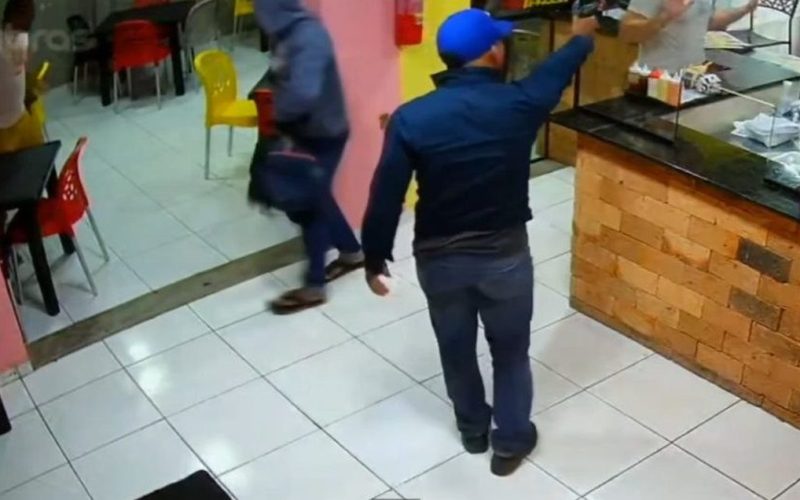 Suspeitos de assaltar hamburgueria no Antares são presos novamente; dupla já tinha passagens por tráfico e roubo