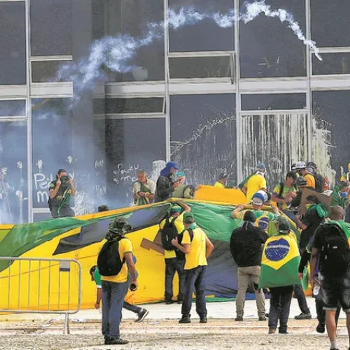Idosas violam tornozeleira quase mil vezes, e Moraes decreta volta à prisão