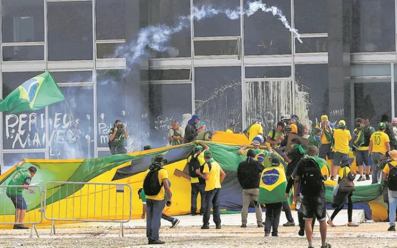 Idosas violam tornozeleira quase mil vezes, e Moraes decreta volta à prisão