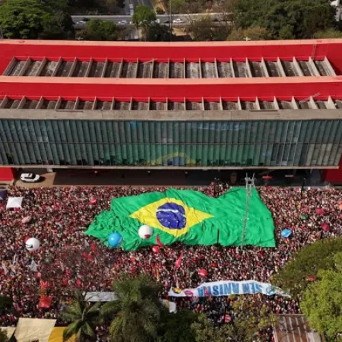 Ato contra PEC da Blindagem na Paulista reúne 42,4 mil pessoas, estima USP