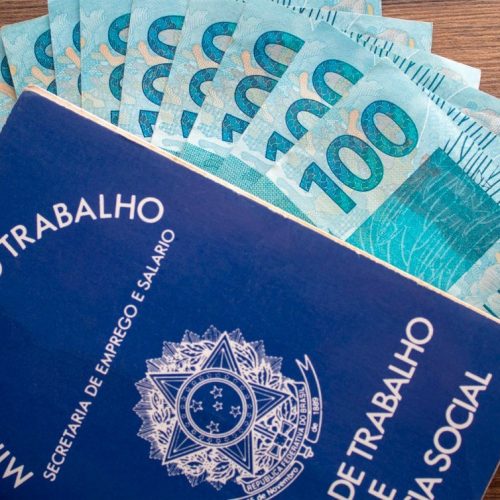Governo avalia pagar um salário mínimo para trabalhadores impactados por tarifaço de Trump
