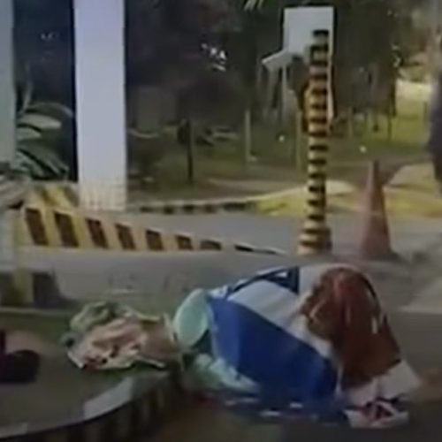 Apoiadora faz oração em frente ao condomínio de Jair Bolsonaro