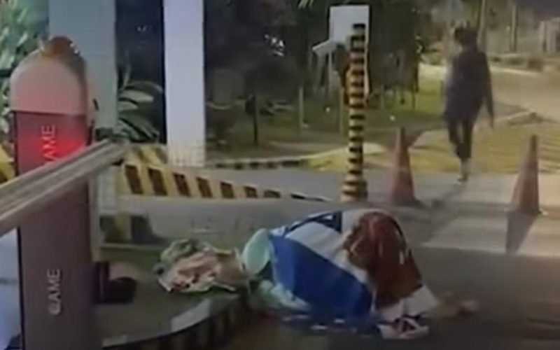 Apoiadora faz oração em frente ao condomínio de Jair Bolsonaro