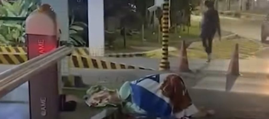 Apoiadora faz oração em frente ao condomínio de Jair Bolsonaro