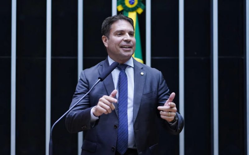 Após detenção nos EUA, Ramagem afirma situação regular e dispara contra PF: “polícia de jagunços”