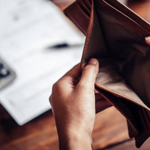 Contas apertadas: 53% dos trabalhadores não terminam o mês com dinheiro