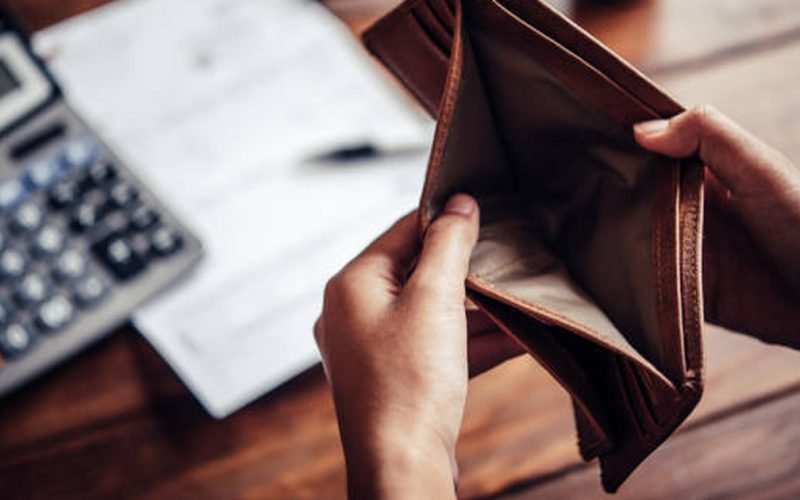 Contas apertadas: 53% dos trabalhadores não terminam o mês com dinheiro