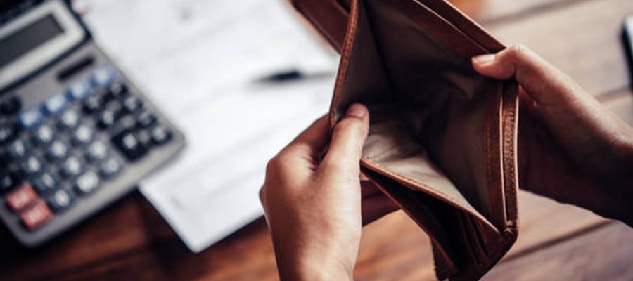 Contas apertadas: 53% dos trabalhadores não terminam o mês com dinheiro