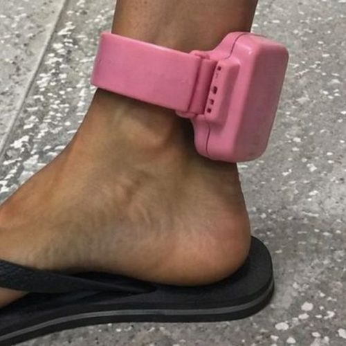 Deputada apresenta projeto que propõe tornozeleira rosa para agressores de violência doméstica