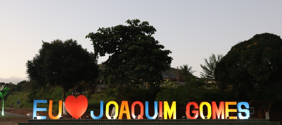 Mais de 300 famílias recebem escrituras do Moradia Legal em Joaquim Gomes