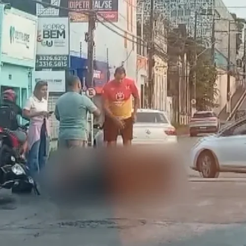 Colisão entre carro e moto deixa duas pessoas feridas no Centro de Maceió