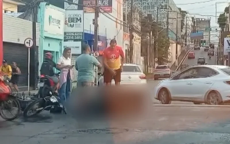 Colisão entre carro e moto deixa duas pessoas feridas no Centro de Maceió