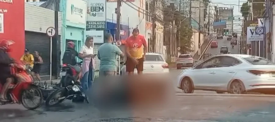 Colisão entre carro e moto deixa duas pessoas feridas no Centro de Maceió
