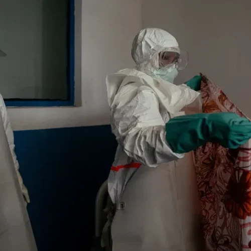 Ministério da Saúde acompanha caso suspeito de Ebola em paciente internado em São Paulo