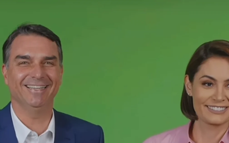 Flávio e Michelle Bolsonaro aparecem juntos em vídeo ao som de jingle eleitoral