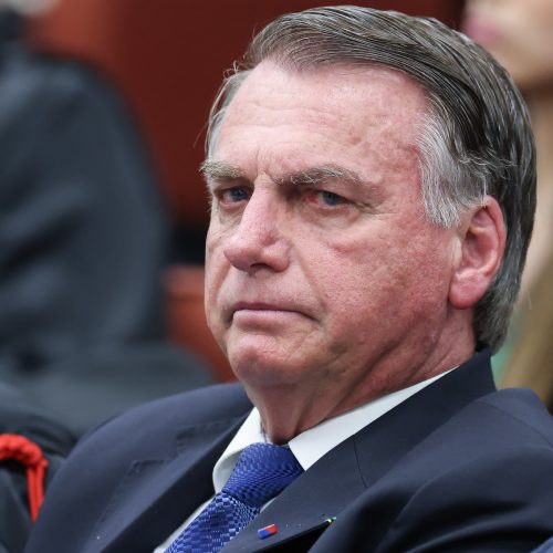 Bolsonaro passará a noite no hospital, diz médico