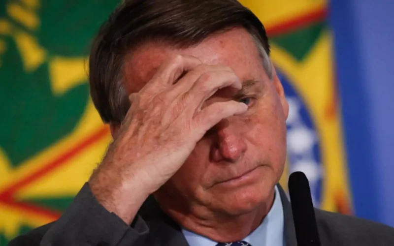 PL suspende salário e atividades de Bolsonaro após condenação