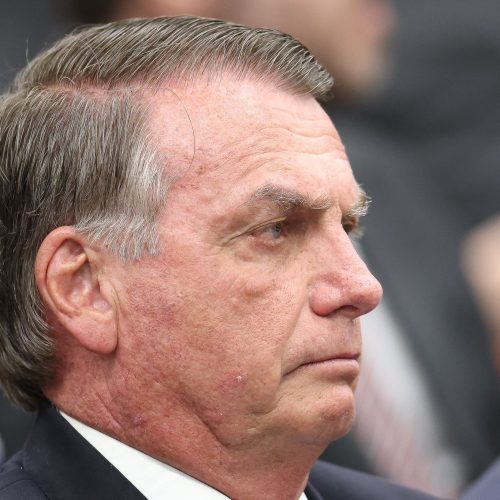 Carlos diz que Bolsonaro vomitou quatro vezes e está em crise de soluços