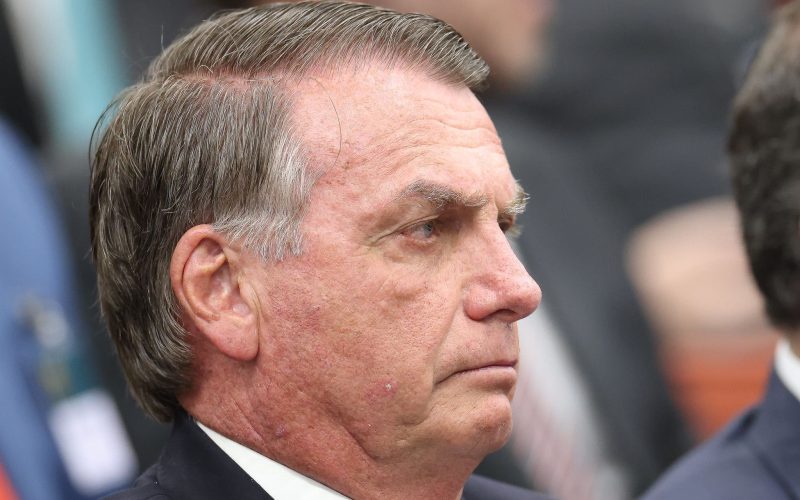 Carlos diz que Bolsonaro vomitou quatro vezes e está em crise de soluços