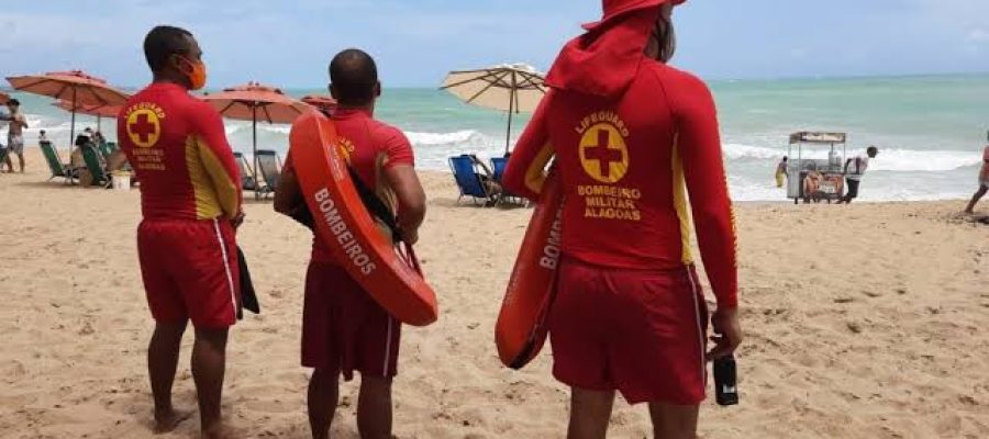 Coronel orienta banhistas sobre segurança nas praias de Maceió