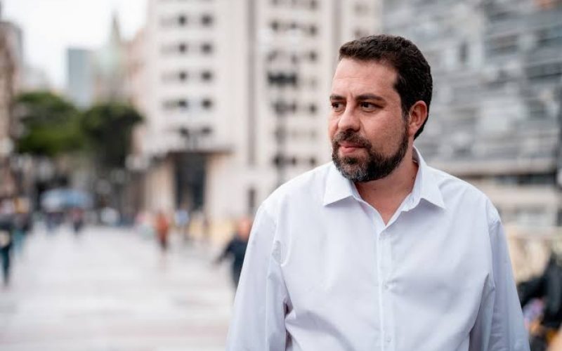 Após posse, Boulos reúne MTST e entoa canção popular