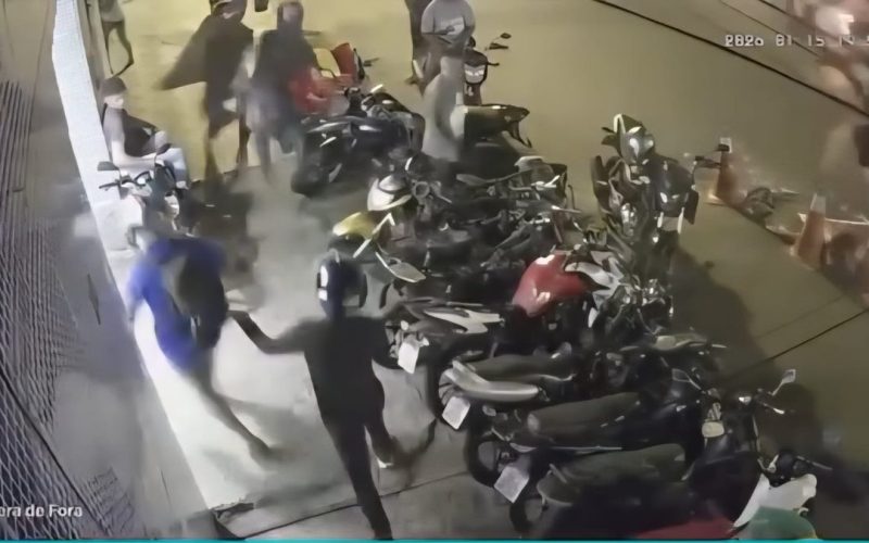 Torcedor do CRB é agredido e tem camisa arrancada perto do Rei Pelé; veja vídeo