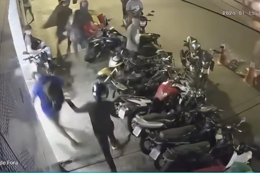 Torcedor do CRB é agredido e tem camisa arrancada perto do Rei Pelé; veja vídeo