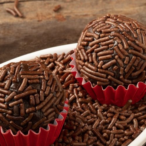 Alunos de 12 anos tentam envenenar professoras om brigadeiro após nota baixa