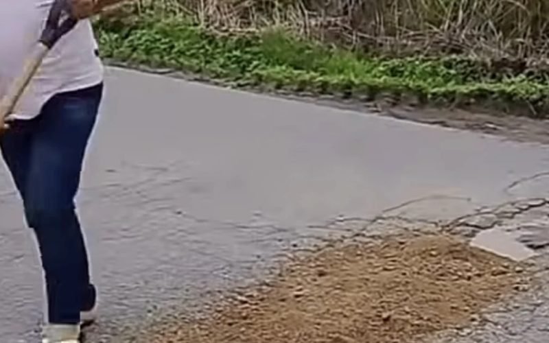 Motoristas improvisam reparo em buracos na AL-210 entre Paulo Jacinto e Quebrangulo