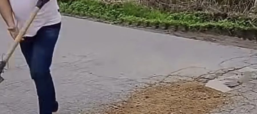 Motoristas improvisam reparo em buracos na AL-210 entre Paulo Jacinto e Quebrangulo