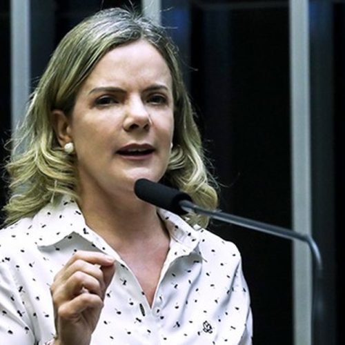 Gleisi volta a atacar família Bolsonaro em debate sobre Pix